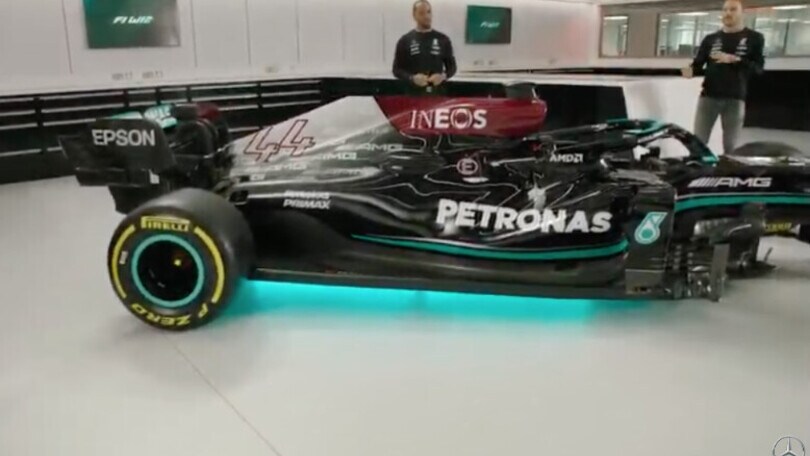 Presentata la nuova Mercedes W12: eccola con Hamilton e Bottas
