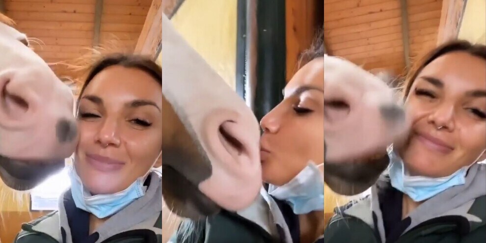 Elettra Lamborghini e il cavallo, tra baci e tenerezze...