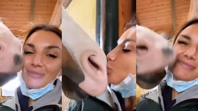 Elettra Lamborghini e il cavallo, tra baci e tenerezze...