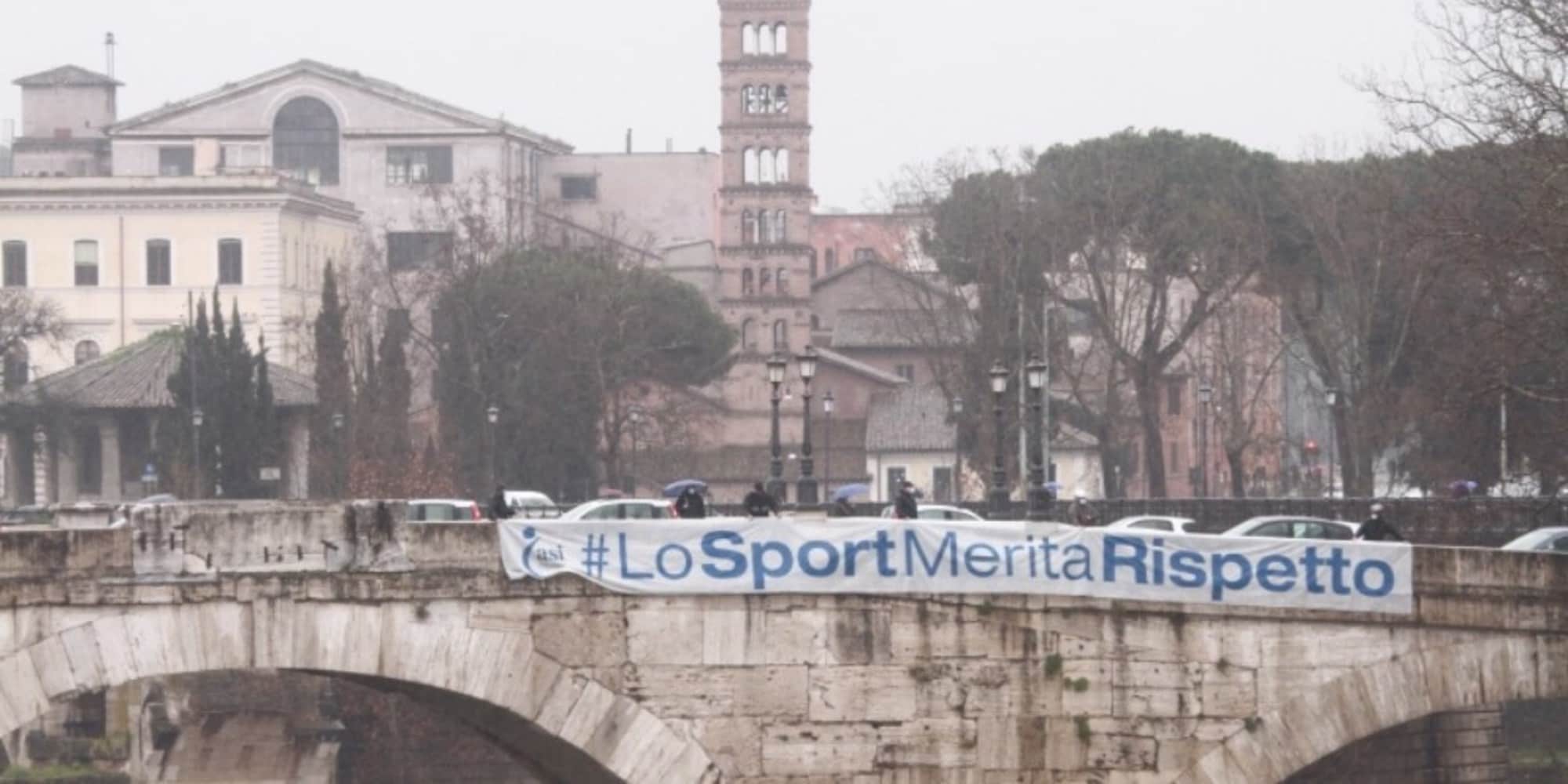 “Lo sport merita rispetto”: striscioni sui ponti di Roma