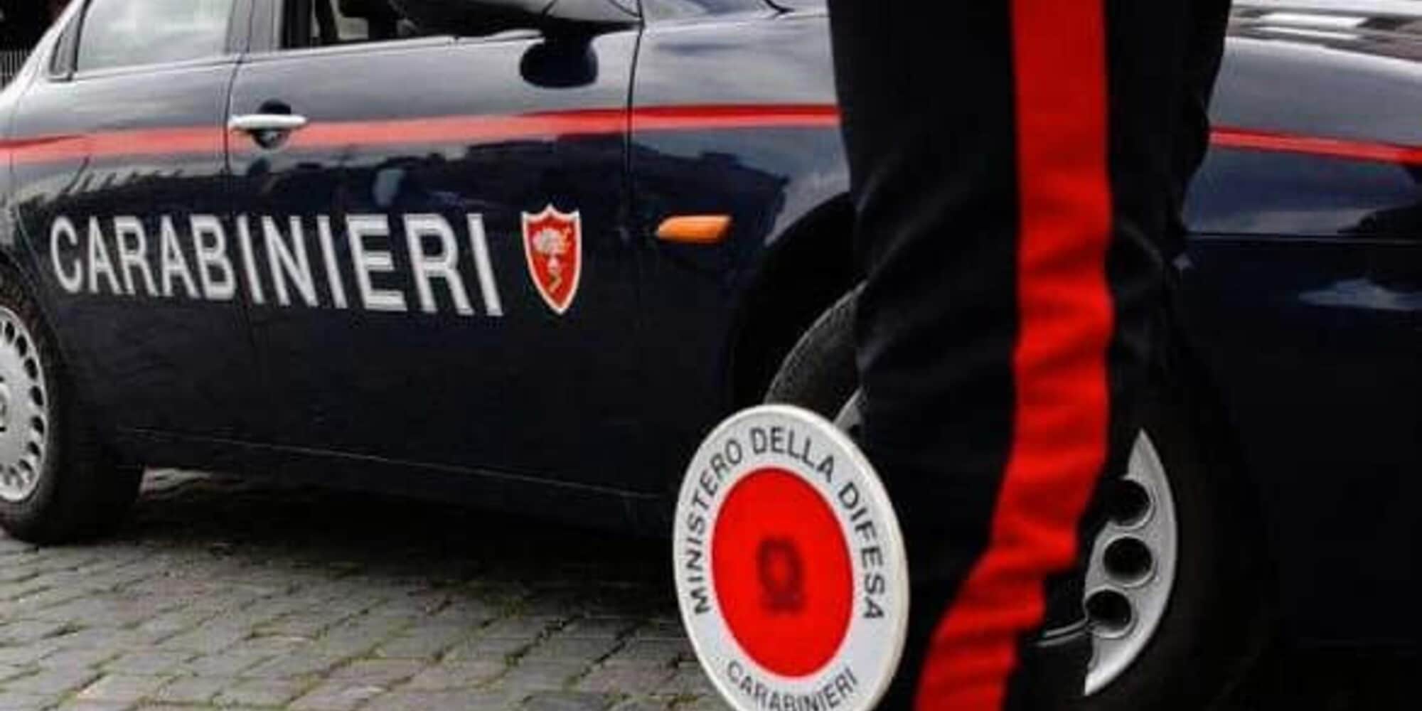 Senza patente, impatta contro un'auto e scappa via in moto: multato un 50enne