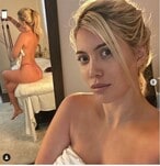 Wanda Nara gioca con lo specchio: "Mi preparo per..."