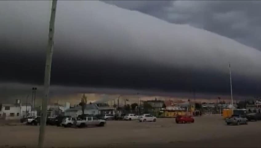 Il cielo si oscura ed esce un roll cloud: il fenomeno naturale è impressionante!