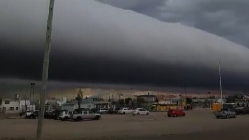 Il cielo si oscura ed esce un roll cloud: il fenomeno naturale è impressionante!