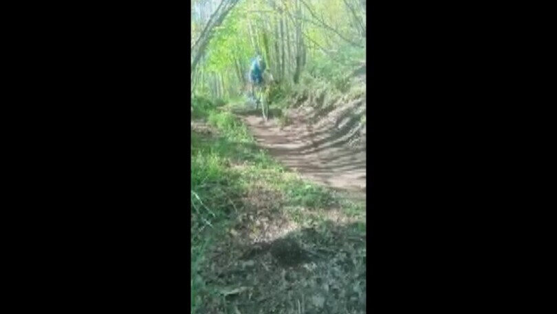 Il super salto in bici finisce malissimo: la caduta è dolorosissima