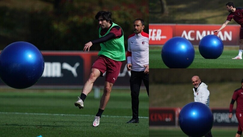 Milan, allenamento con i palloni giganti in vista del Napoli