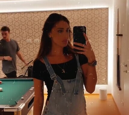 Belen, si specchia e guarda la sua pancia. Antonino gioca a biliardo