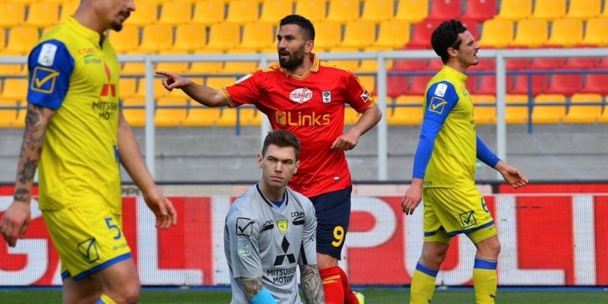 Serie B: poker Lecce, la Reggina stende il Monza. Frosinone ko