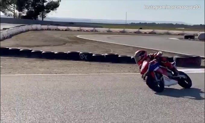 Moto Gp, Marquez torna in pista con una pit bike
