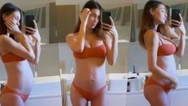 Belen, relax in bagno: gioca con lo specchio e...