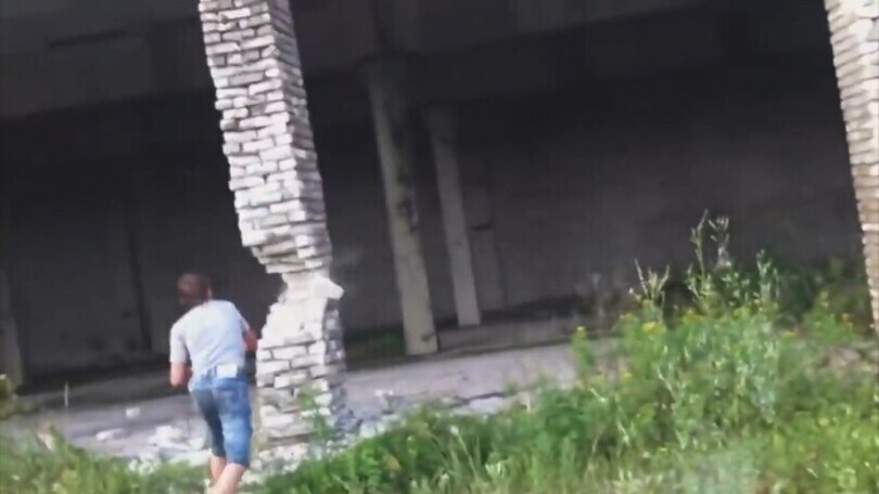 Prende a mattonate la colonna e demolisce tutto l’edificio