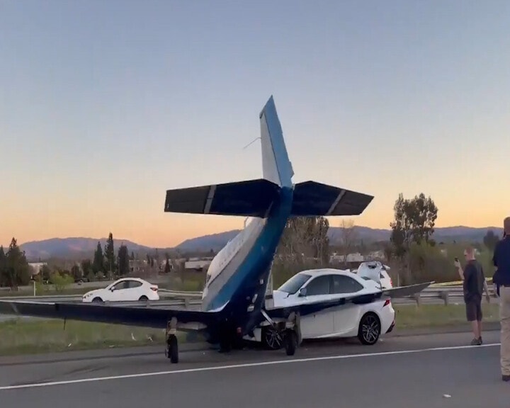 Aereo precipita sull’autostrada: un’auto distrutta ma sono tutti illesi