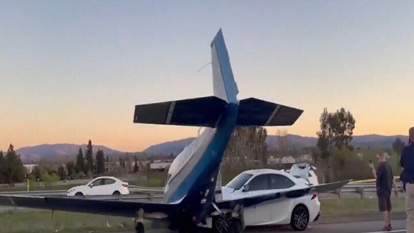Aereo precipita sull’autostrada: un’auto distrutta ma sono tutti illesi