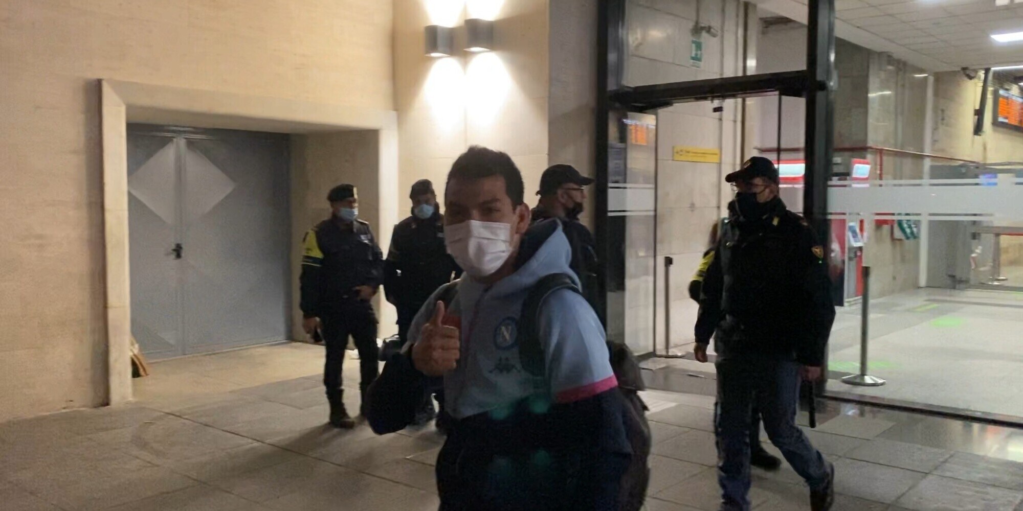 Il Napoli arriva a Roma in treno: applausi e sorrisi per Lozano VIDEO