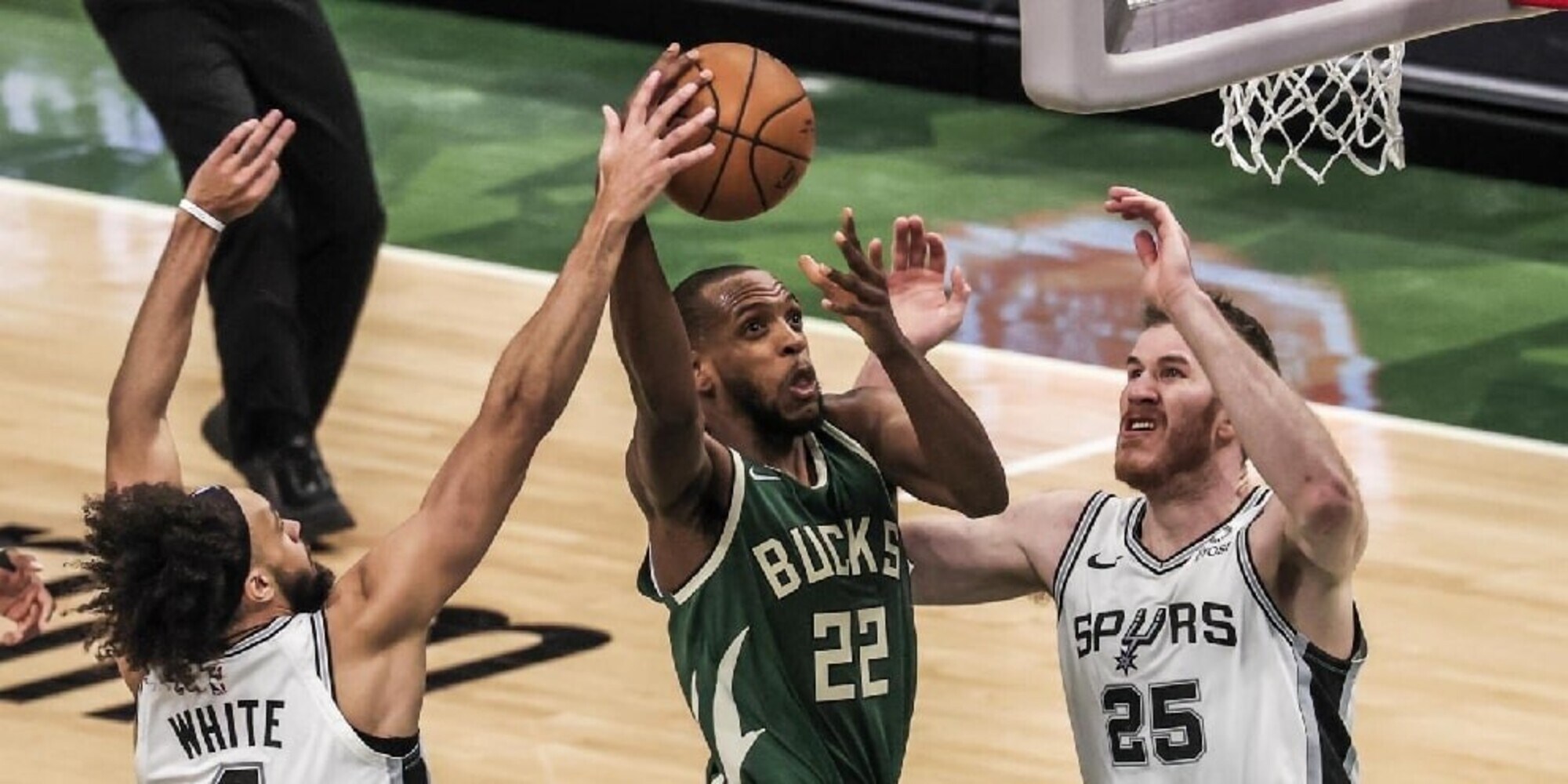 Nba, successi per Sixers e Bucks. Morant stende i Warriors