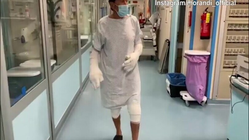 Gianni Morandi, primi passi in ospedale dopo l'incidente