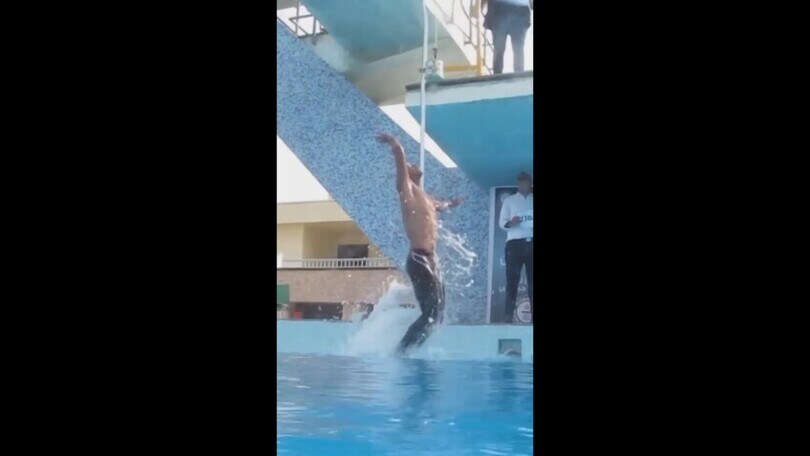 Il salto fuori dall’acqua è più di 2 metri: Shaaban fa il nuovo Guinness World Record