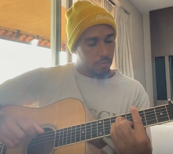 Hamilton si esibisce con la chitarra. Boom di visualizzazioni