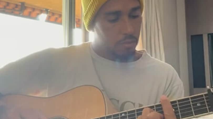 Hamilton si esibisce con la chitarra. Boom di visualizzazioni