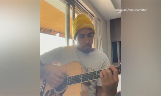 Hamilton, che passione per la chitarra