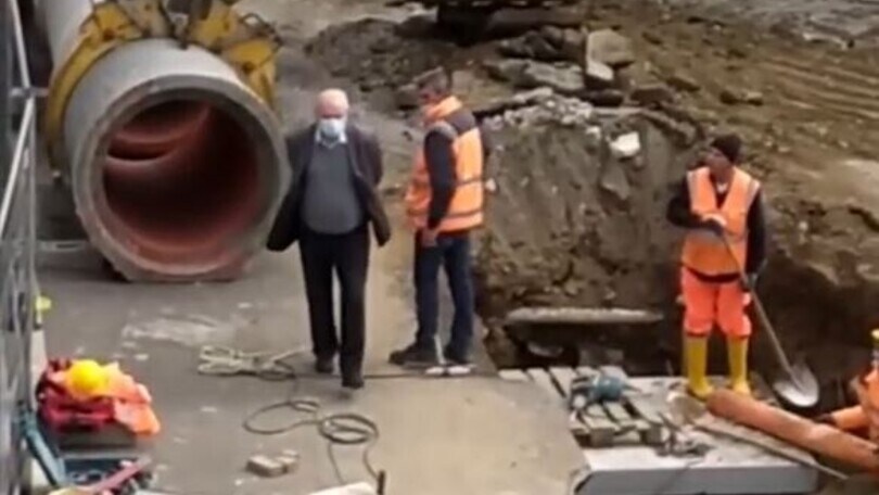 Il vecchietto e il cantiere: resta chiuso dentro, poi il gran finale