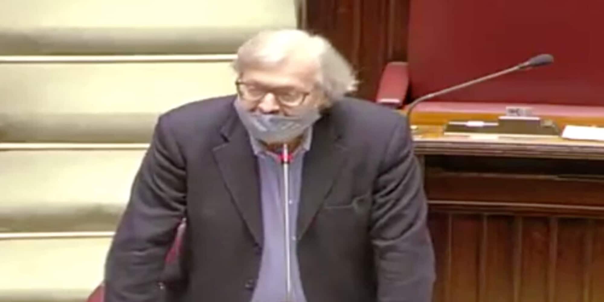 Sgarbi: "Ho avuto il Covid e ho il cancro, posso togliere la mascherina?"