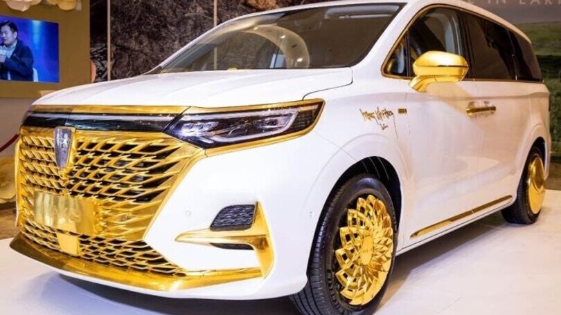 SAIC iMax 8, il SUV cinese dorato
