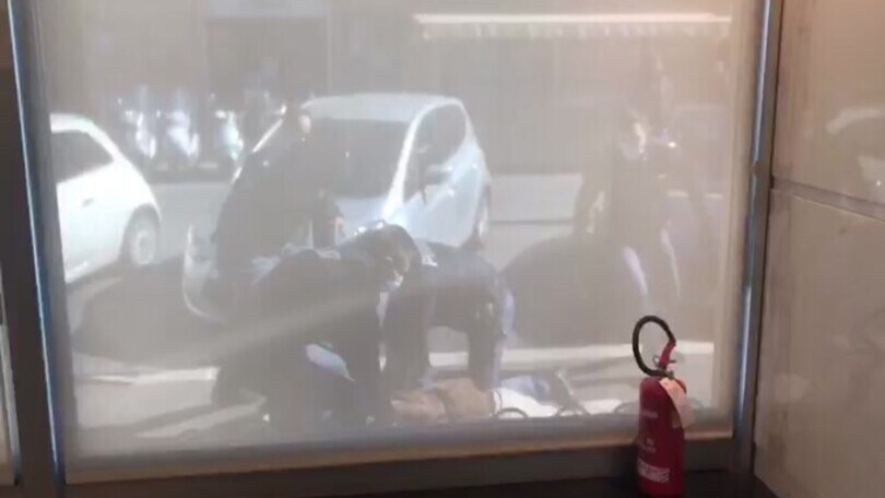 Aggredisce i passanti con una pala: arrestato a Roma