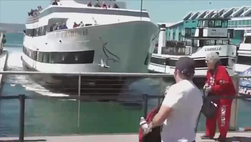 La nave sbaglia l’attracco e si schianta sul molo