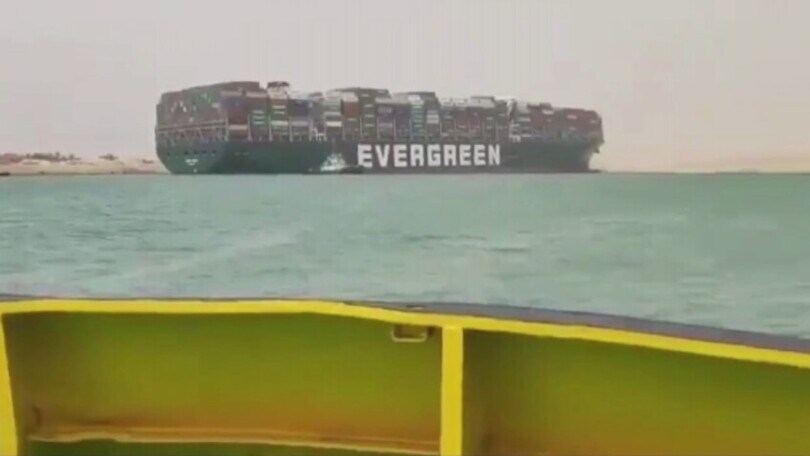 Canale di Suez, la portacontainer si incastra e blocca il traffico