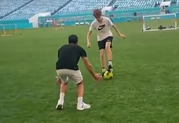 Jannik Sinner si dà al calcio. Il tennista è un po' impacciato...