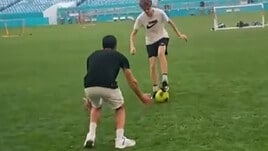 Jannik Sinner si dà al calcio. Il tennista è un po' impacciato...