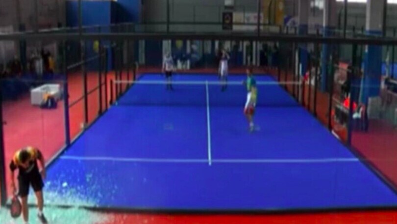 Padel, rompe il vetro durante il torneo