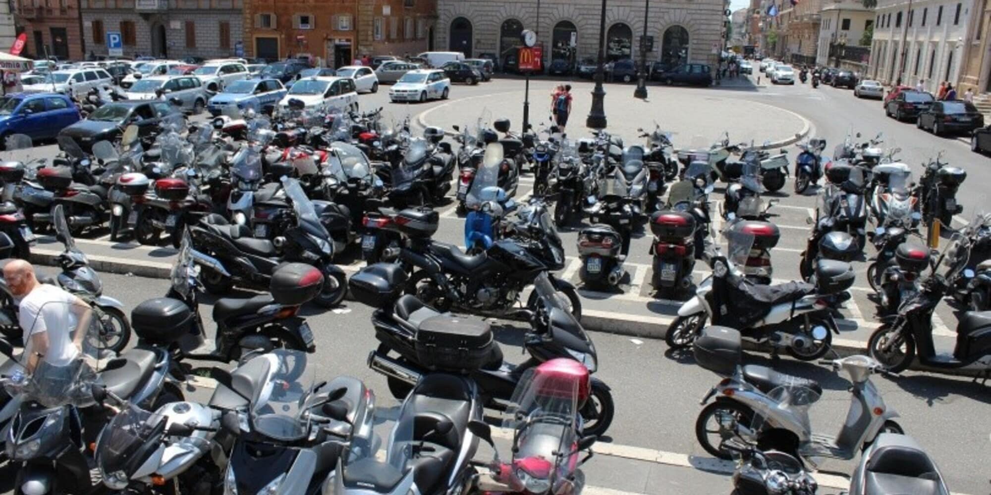 Ruba uno scooter ma perde i documenti: arrestato ladro a San Giovanni