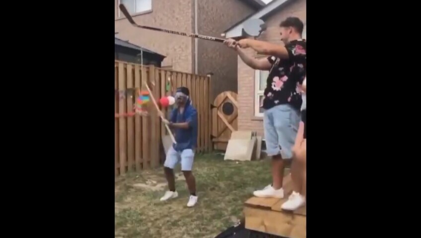 Il gioco della pignatta da bendati… è un colpo basso!