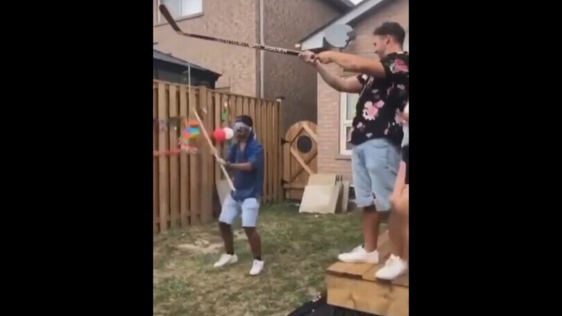 Il gioco della pignatta da bendati… è un colpo basso!