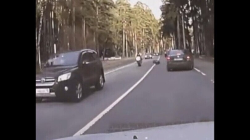 Schiva una ruota impazzita ma fa cadere un centauro