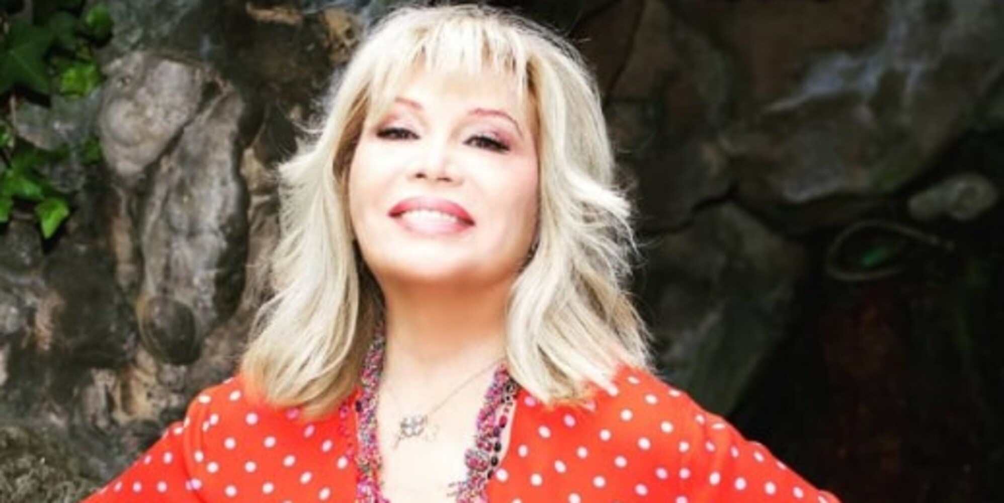 Amanda Lear shock: "Il microfono mi è entrato nel sedere"