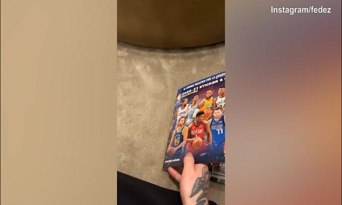 Fedez scarta le figurine e si domanda: "Sono giovane o troppo vecchio?"