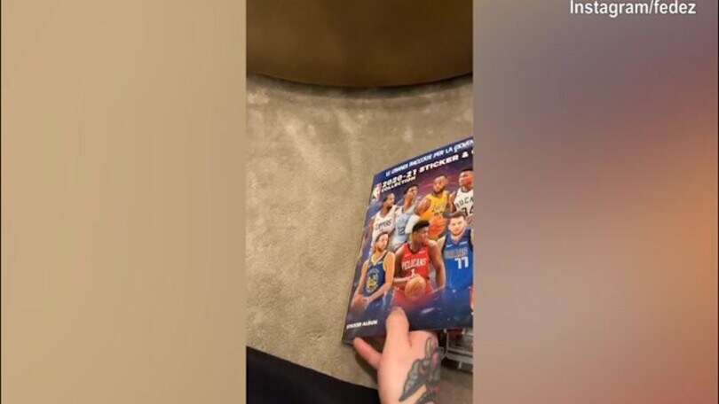 Fedez scarta le figurine e si domanda: "Sono giovane o troppo vecchio?"