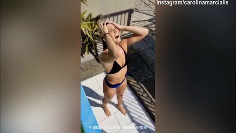 Carolina Marcialis, piscina e poi doccia...ghiacciata!