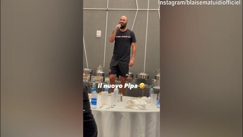 Higuain scatenato sulle note di "Despacito"