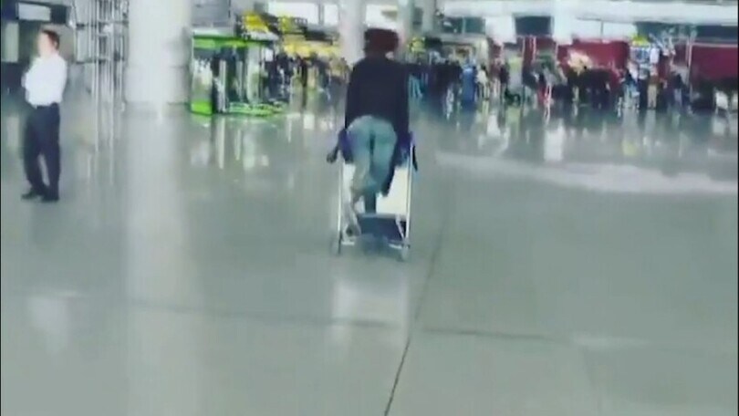 Veloce che perdo l’aereo! E finisce con le valigie all'aria