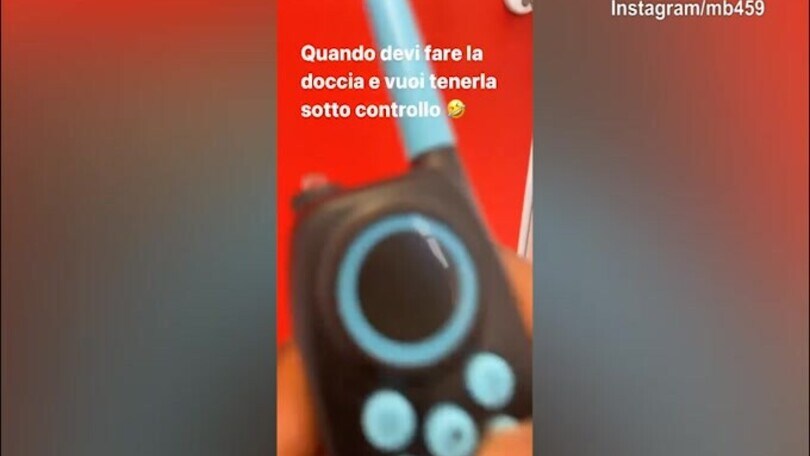 Balotelli, in doccia controllando....la figlia!