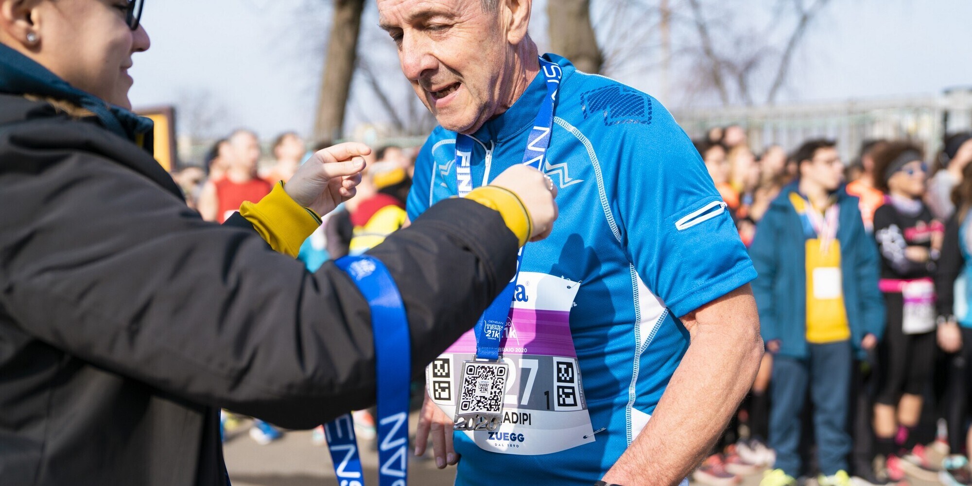 L’Abbraccio è per la Giulietta&Romeo Half Marathon con la medaglia opera d’arte