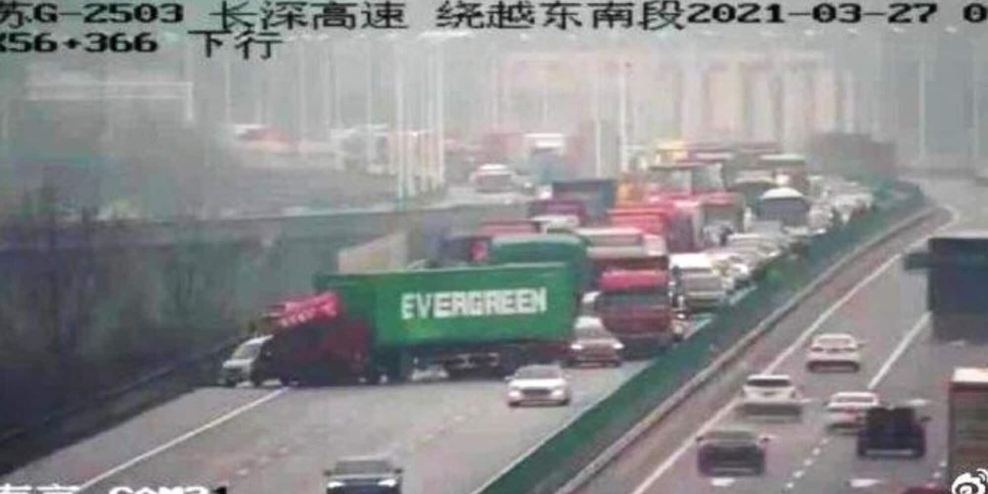 Evergreen, stavolta è un camion a bloccare il traffico