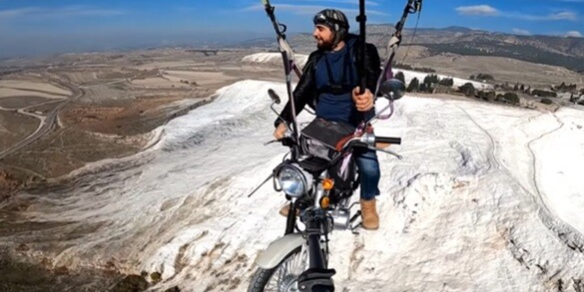 In moto ma con il parapendio: l'impresa VIDEO