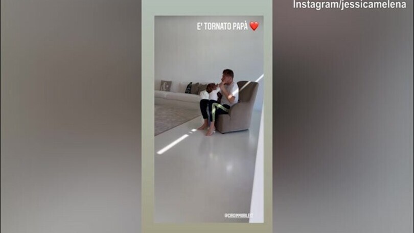 Immobile torna a casa, l'abbraccio del figlio è commovente!