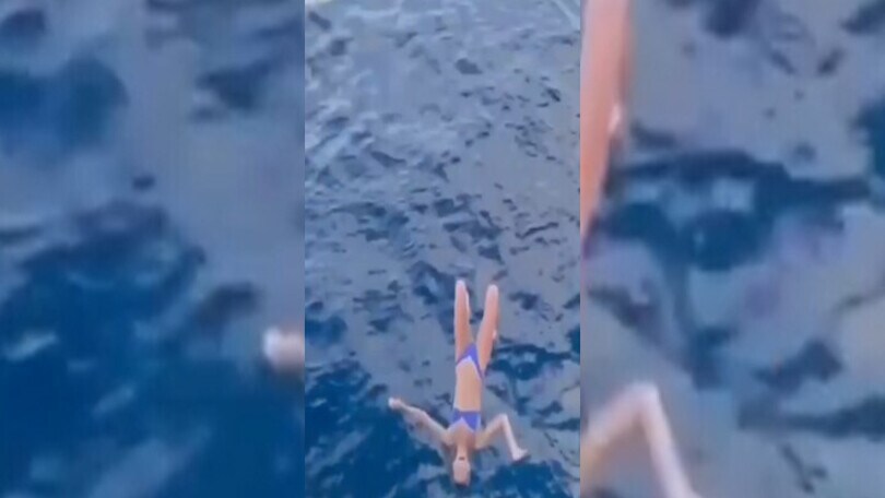 Tuffo da sirena? Qualcosa va storto e la ragazza in bikini fa una figuraccia