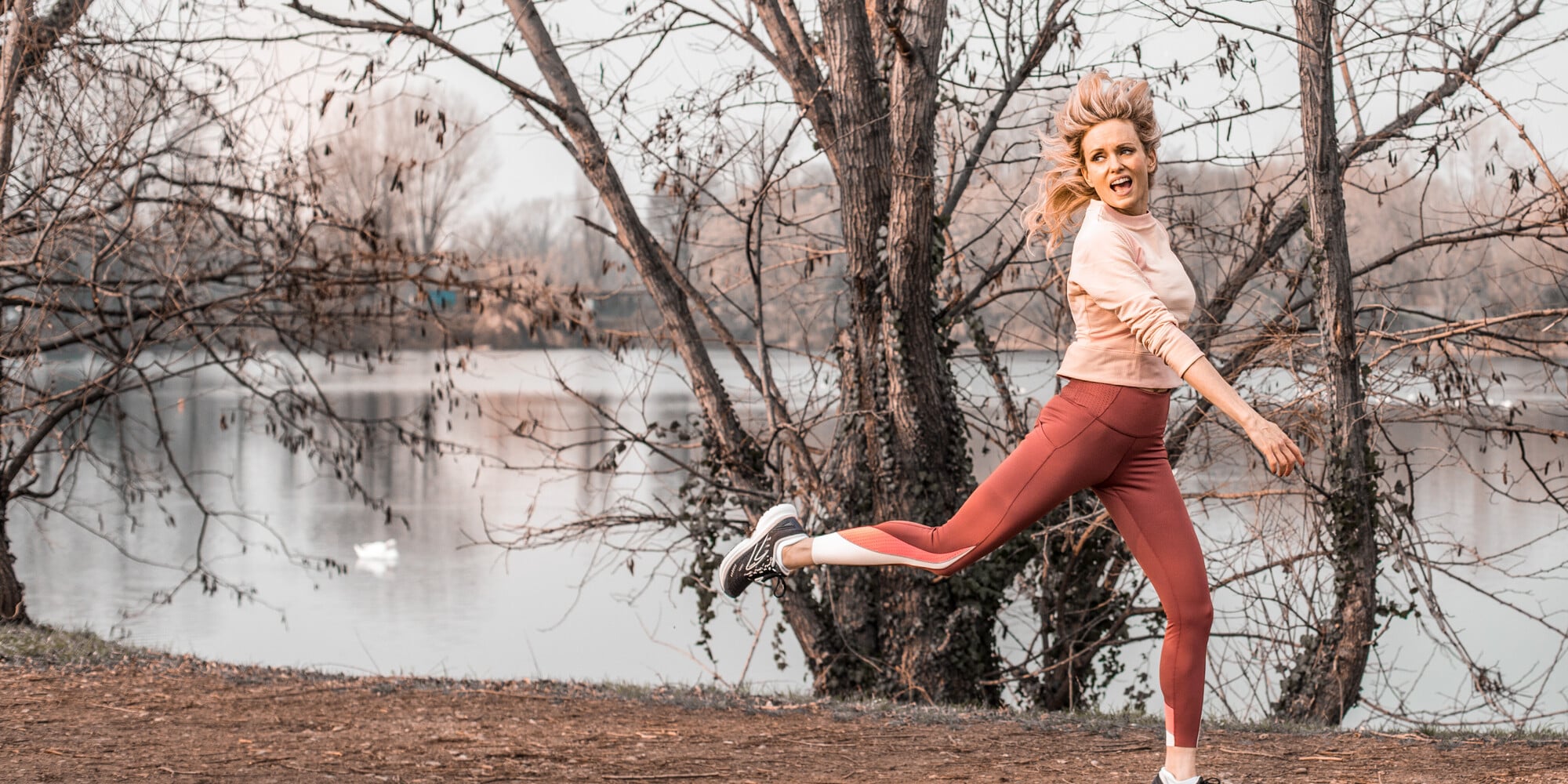Justine Mattera, foto sexy ma anche passione e grinta tra nuoto, corsa e bici. Sul filo dei 50 anni